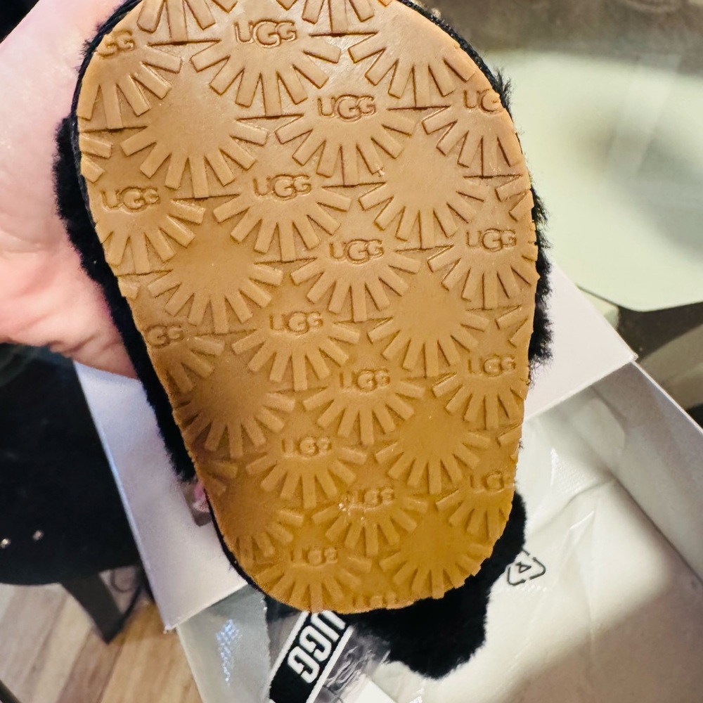 Ugg slippers for babies - Picture 3 of 4